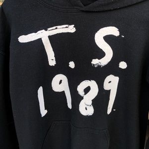 T.S. 1989 black hoodie Taylor Swift